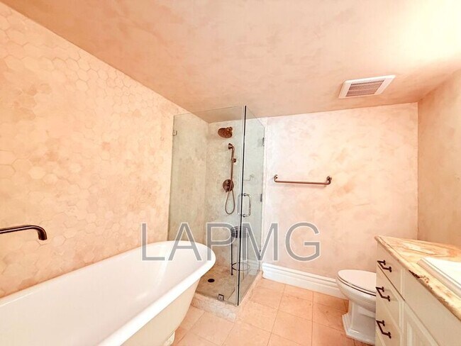 Building Photo - 1018 4th St