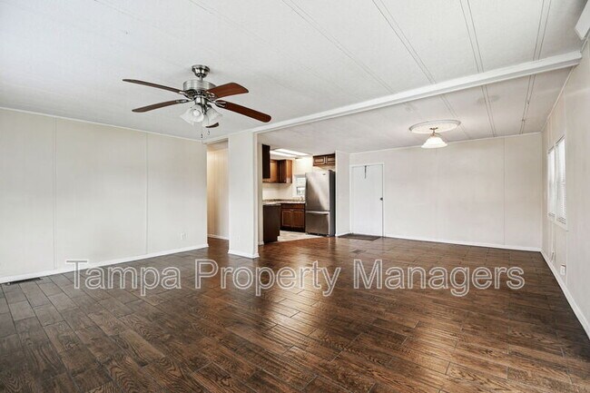 Building Photo - 242 Country Ln