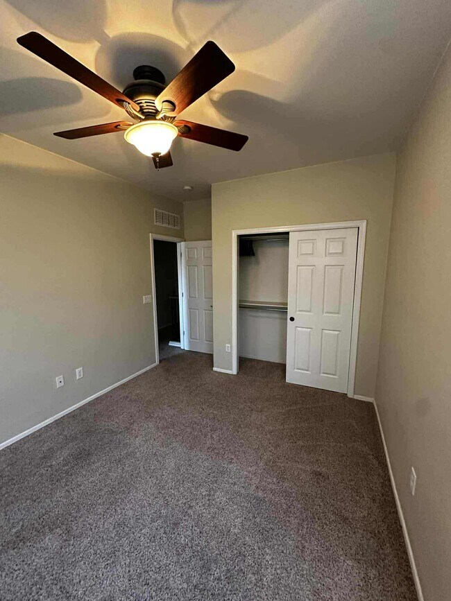Building Photo - 1120 E Mt Shibell Dr