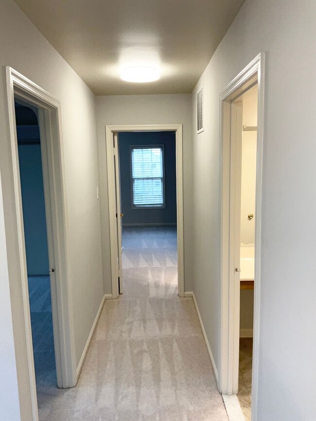 Building Photo - Very clean and well maintained 3BR 2.5BA single family home with large rear deck and 1 car garage