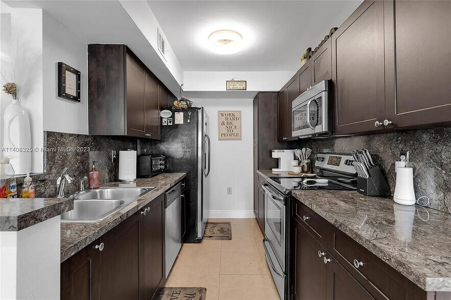 Building Photo - 10441 SW 156th Ct