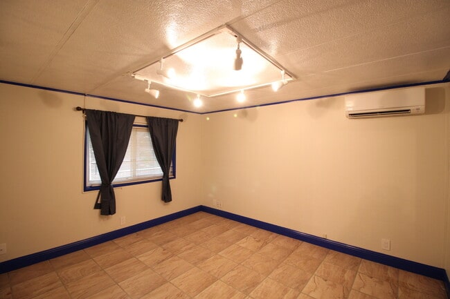 Building Photo - 3 Bed 2 Bath - NAS Whidbey - Pet Friendly