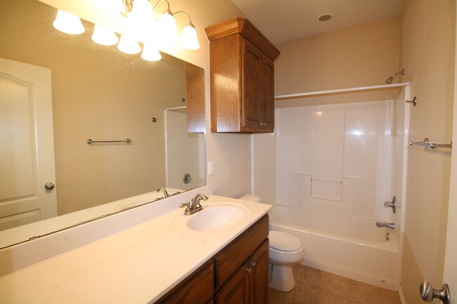 Building Photo - Cute 3 Bed Duplex In Yukon