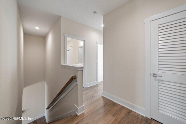 Building Photo - 405 Crestview Dr