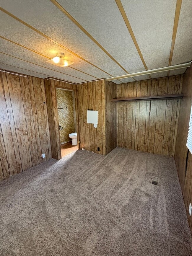 Building Photo - 3 Bedroom 2 Bathroom