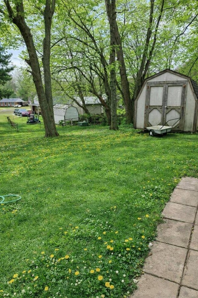 Building Photo - 1102 Asbury Cir E