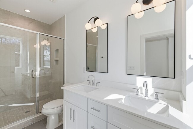 Building Photo - Luxurious 3BD, 3.5BA Chapel Hill Townhome with Modern Features Near Shopping, Dining, and Enterta...