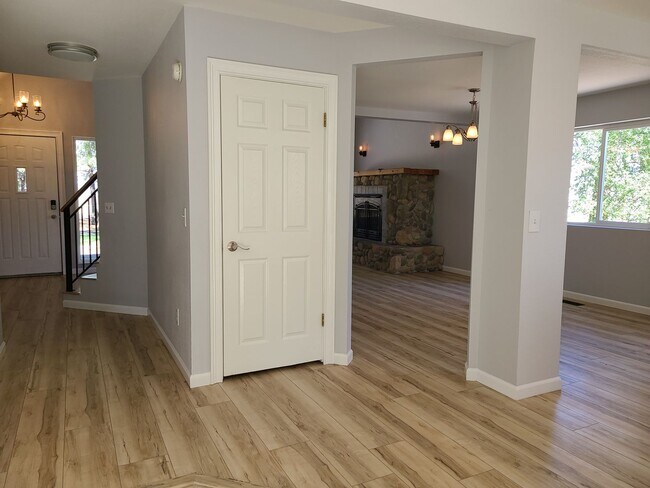 Building Photo - Beautiful Updated 3 bedroom 2.5 bath Hayde...