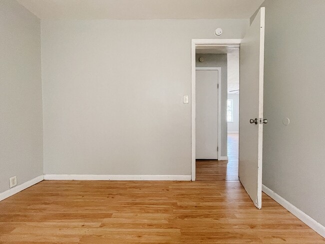 Building Photo - 4 Bed 2 Bath