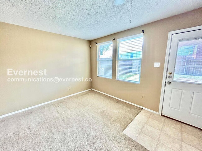 Building Photo - 4 Bed, 2 Bath Home with Fenced Yard & Garage / Available Now!
