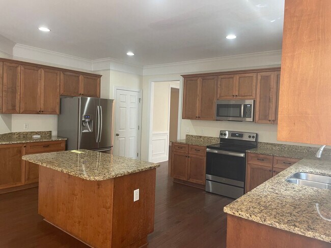 Building Photo - Outstanding Five Bedroom Three Full Bathro...
