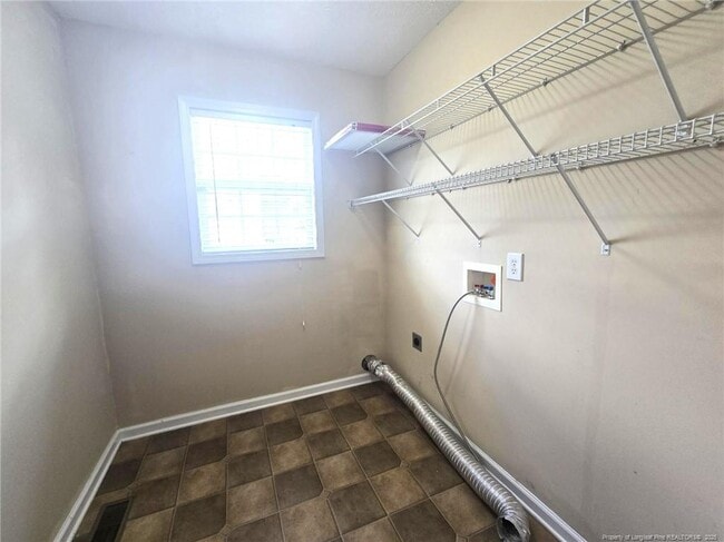 Building Photo - 410 Roundtree Dr