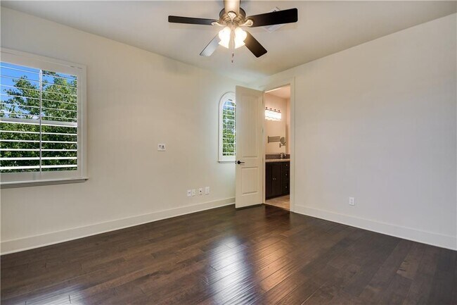 Building Photo - 2207 Pasadena Dr