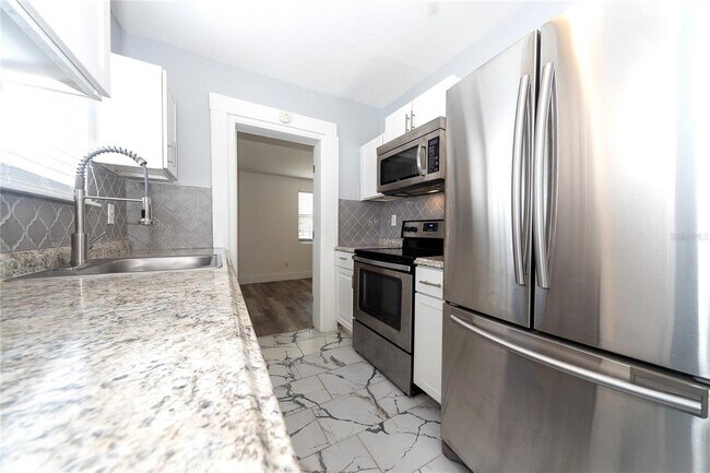 Building Photo - 618 25th St W