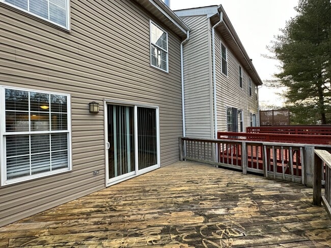 Building Photo - Charming 3 Bedroom/2.5 Bathroom Townhome with Attached Garage in Reisterstown, MD!