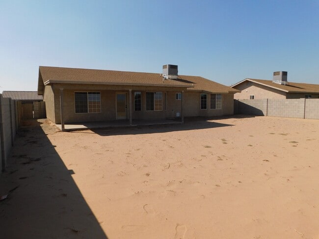 Building Photo - 4 BEDROOM HOME IN SAGUARO!