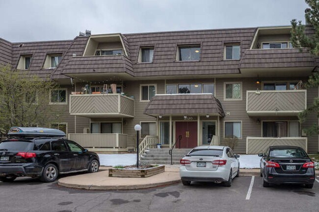 Building Photo - Charming  2 Bed 2 Bath Main Floor Condo Available June 12!