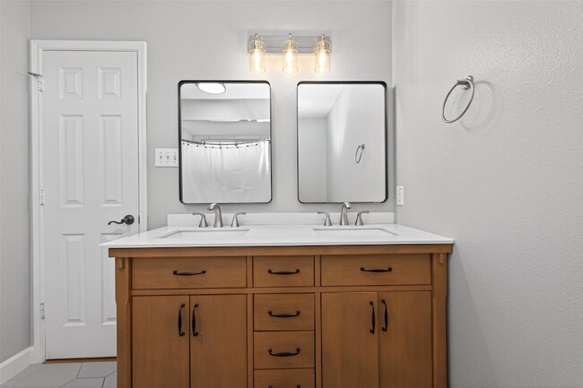 Building Photo - 3329 Oak Dale Way