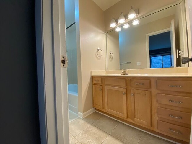 Building Photo - Large 2 Bed 2.5 Bath Apt in Green Hills - ...