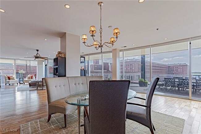 Building Photo - 701 W Lakeside Ave