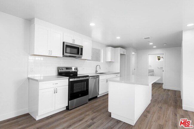 Building Photo - 498 E 52nd St