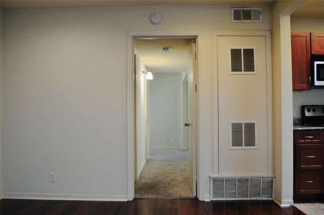 Building Photo - 2800 Cole St