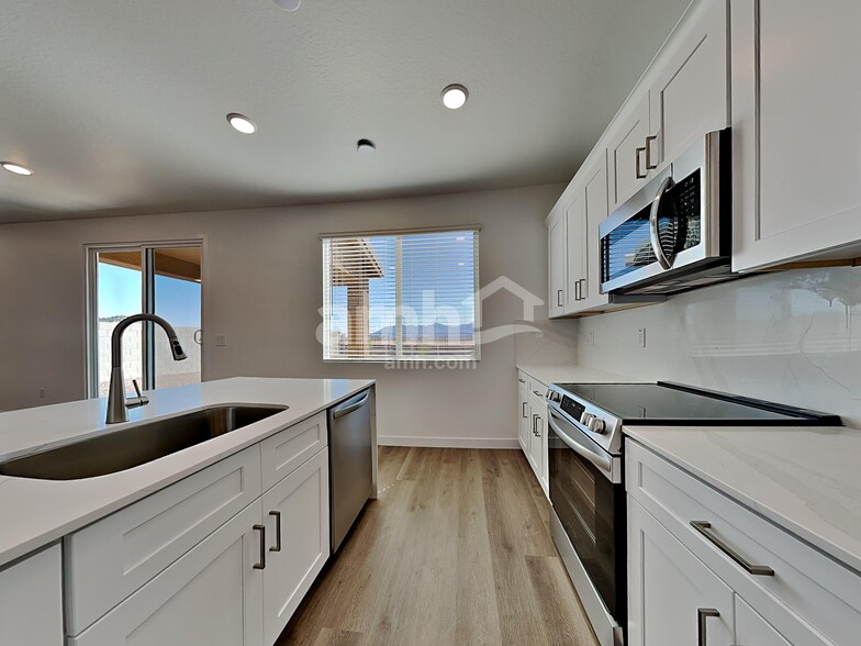 Building Photo - 9747 W Parkway Dr