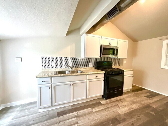 Building Photo - Spacious 2-Bedroom Home Steps from Restaur...