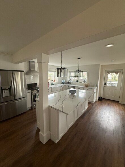 Marble kitchen - 5 Crescent Dr