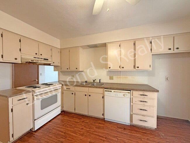 Building Photo - 2 Bedroom Duplex Available Now!  Great Location!