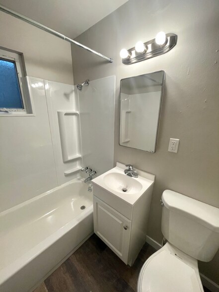 Building Photo - 1215 Queen Anne Ave N