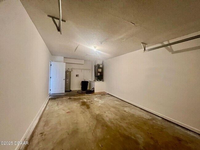 Building Photo - 11 Plainview Dr