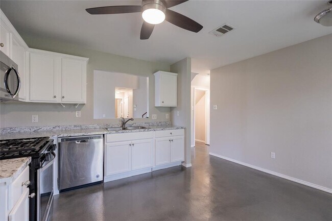 Building Photo - 1701 Golden Sunrise Ln