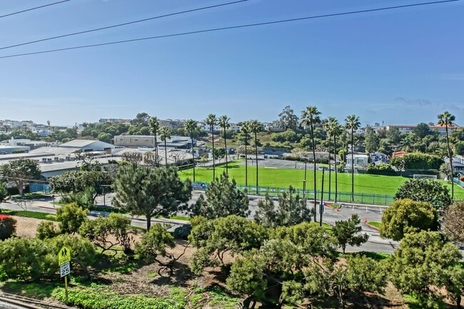 Building Photo - Recently Updated, Top-Floor 2BR2BA Condo in Apple Tree Community w/ Pool, Overlooking Greenbelt/H...