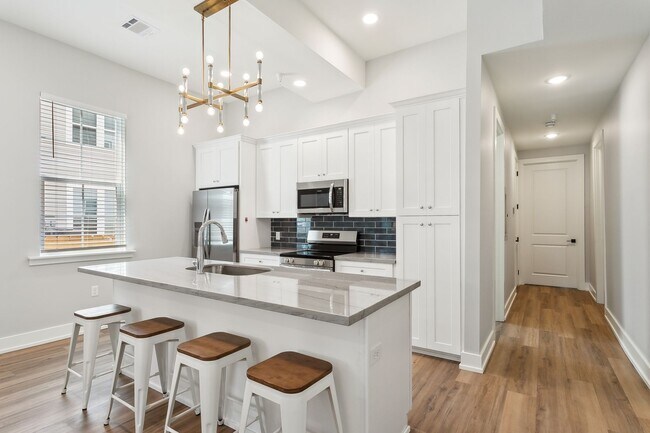 Building Photo - 4 Bed 3 Bath unit featuring a wet bar!!