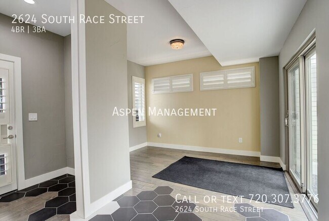 Building Photo - 2624 S Race St