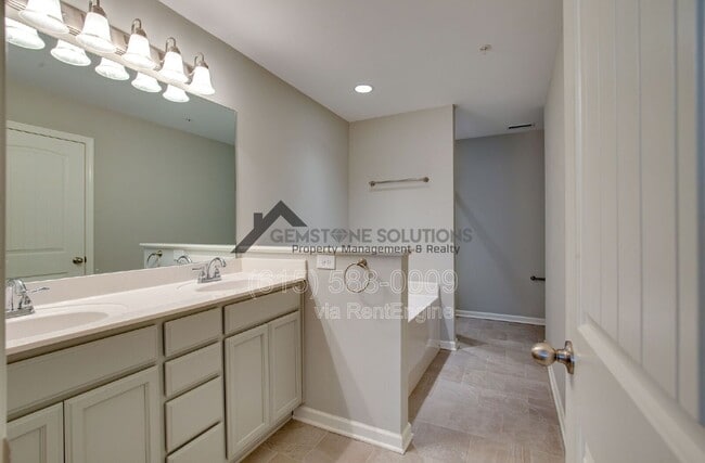 Building Photo - 4018 Commons Dr