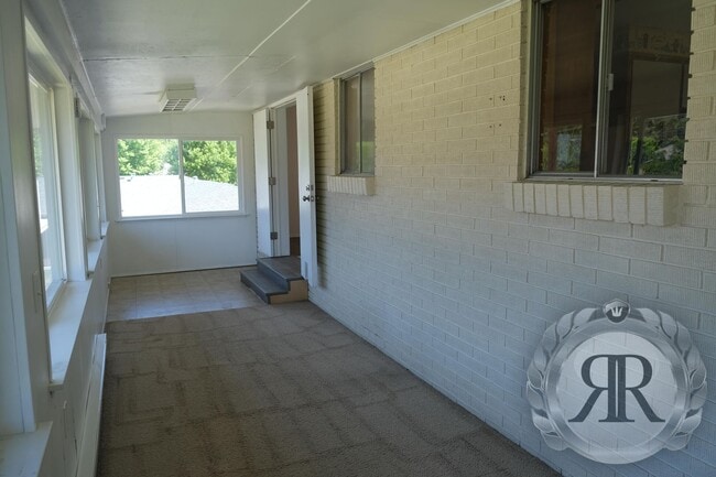 Building Photo - West Valley Tri-Plex, Washer/Dryer & Utili...