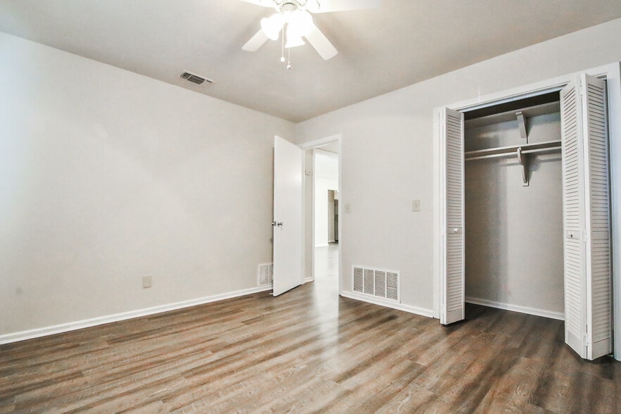 Building Photo - 711 6th Plz