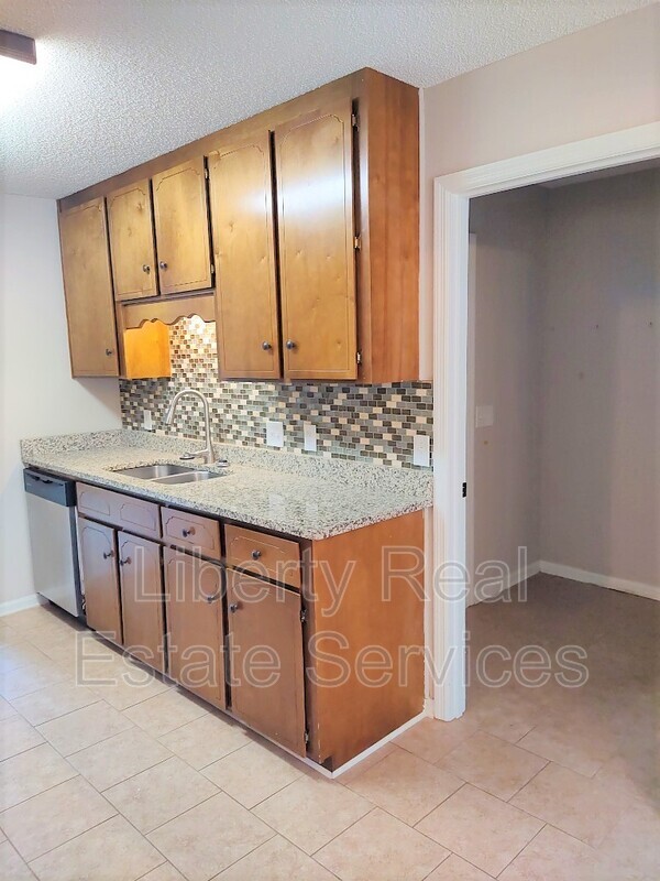 Building Photo - 734 Robin Hood Dr