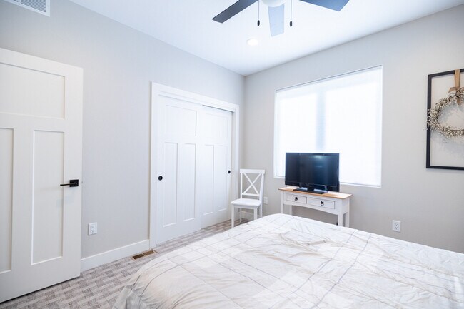 Building Photo - 2428 Sunshine Dr