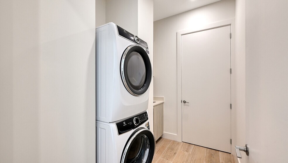 Full sized laundry room - 33 S Palm Ave