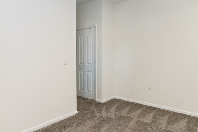 Building Photo - Three Bedroom Townhome