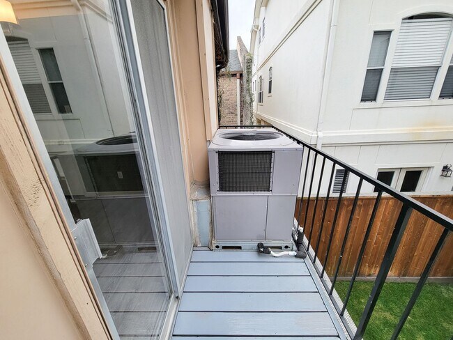 Building Photo - Completely renovated in the heart of Montrose. Spacious 1 bedroom 1 bath condo, upstairs corner u...