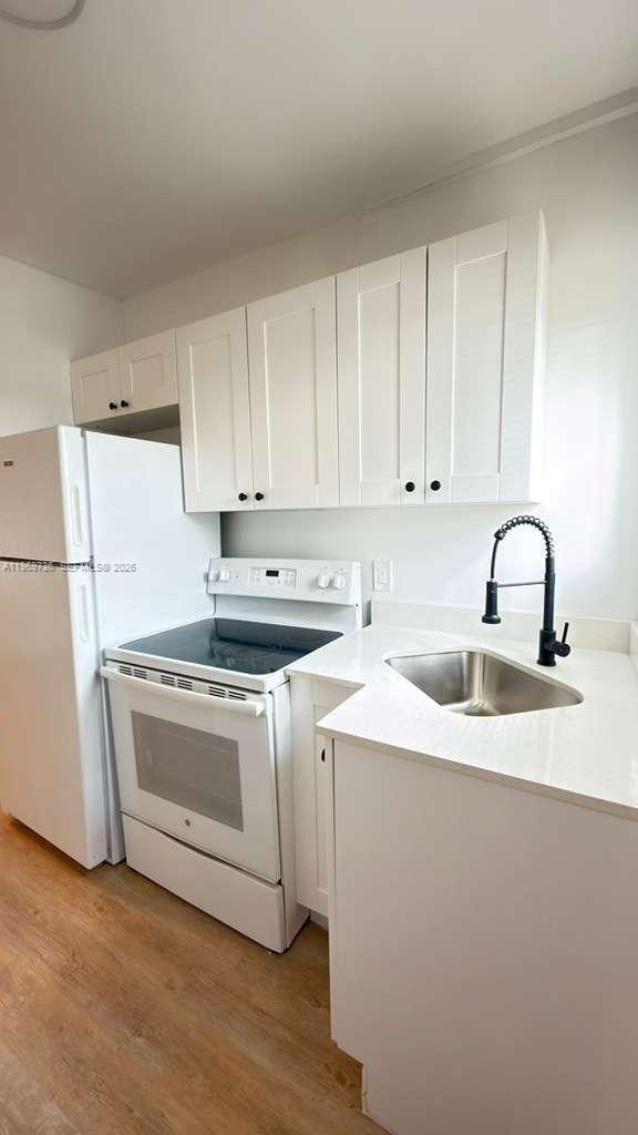 Building Photo - 1980 Biarritz Dr