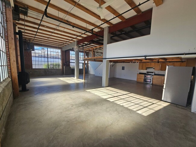 Building Photo - Unique & Spacious Live / Work Loft in the ...