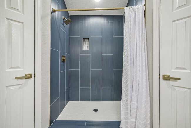 Building Photo - 10826 Thorncliff Dr