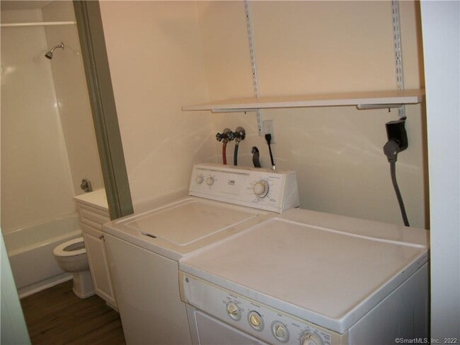 Building Photo - 35 Nash St