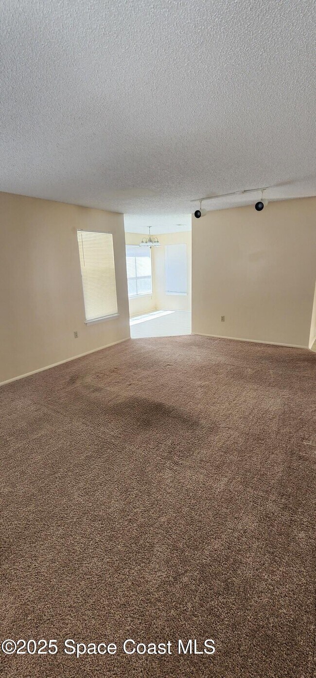 Building Photo - 225 S Tropical Trail