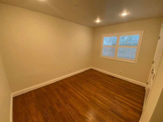 Building Photo - 1122 Miles Ave